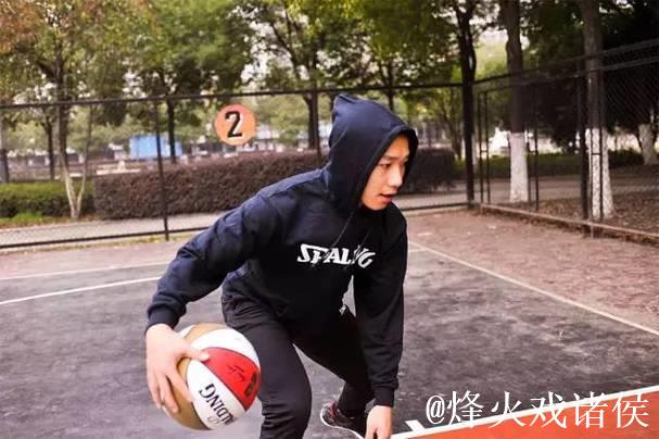 37岁街球王周锐校园行首次走进幼儿园，左手滑翔劈扣引爆全场欢呼